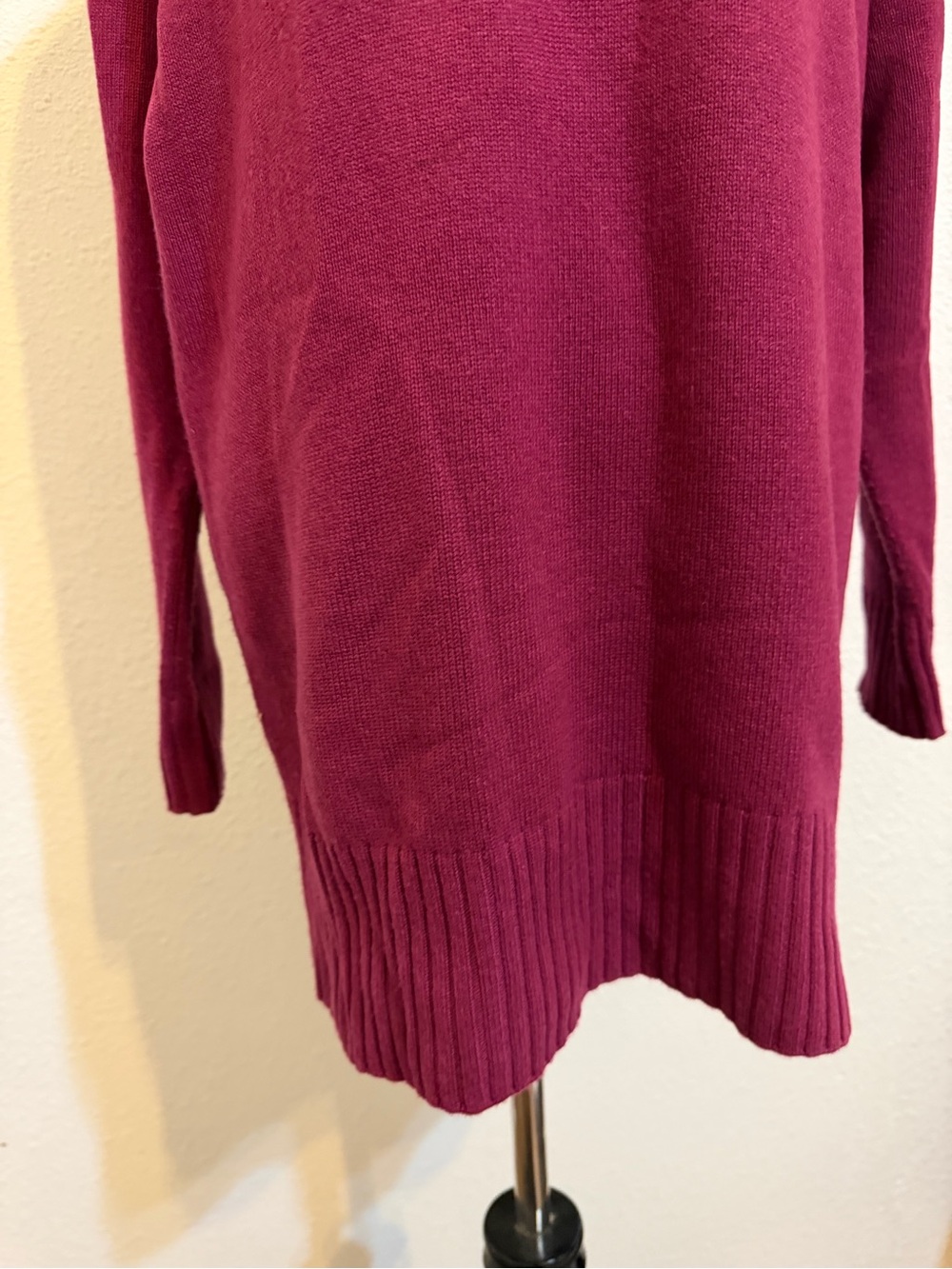 Athleta Women Wool Cashmere V Neck tunic Sweater magenta/berry Cozy Casual